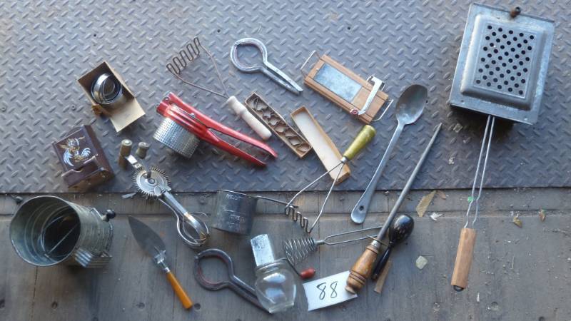 lot 88 image: Another vintage kitchen lot with po...