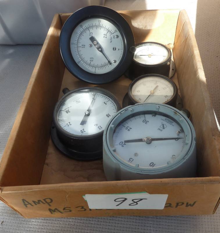 lot 98 image: Box of 5 vintage gauges in nice con...