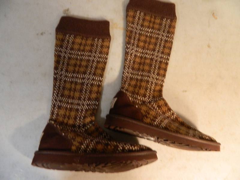 lot 37 image: Womens Size 7 UGG Boots