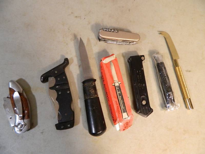 lot 40 image: Assorted Knives