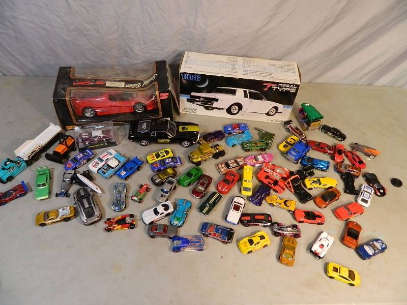 lot 43 image: Collector Cars, Hot Wheels, and More