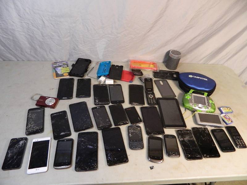 lot 54 image: Large Lot of Repairable Cell Phones
