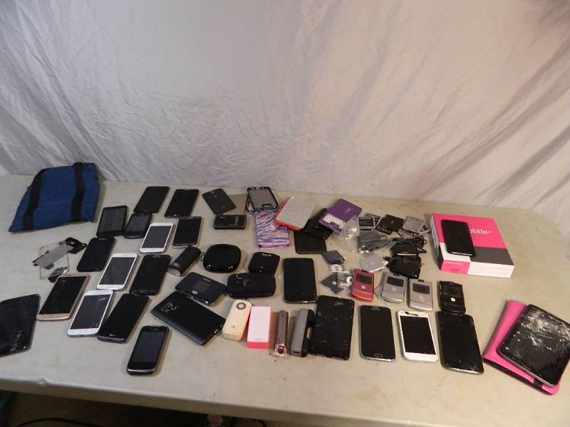 lot 55 image: Large Lot of Repairable Cell Phones