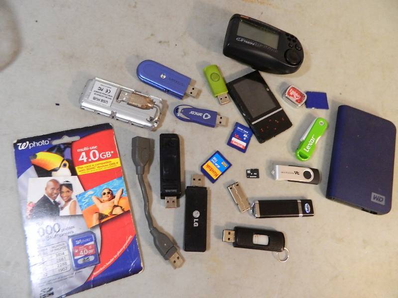 lot 65 image: Memory Cards and More