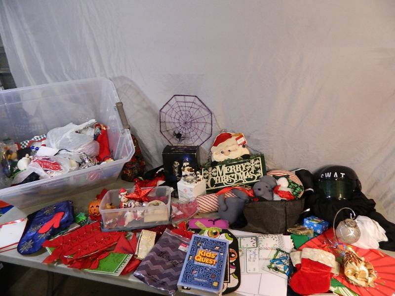 lot 173 image: Holiday Items