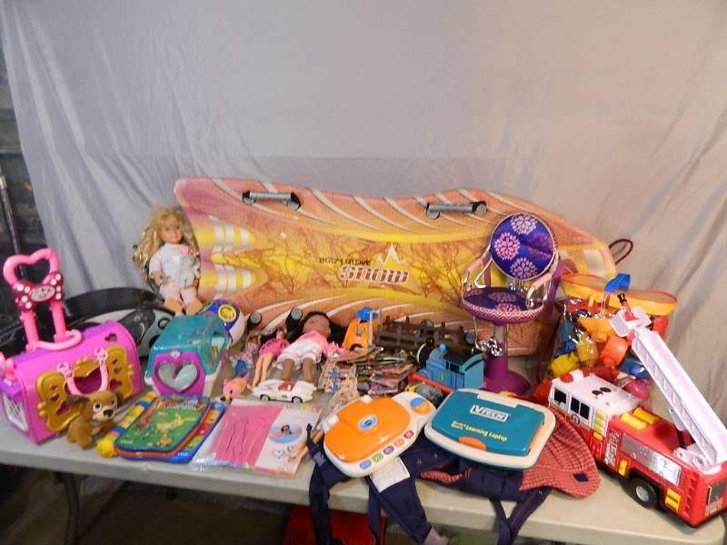 lot 176 image: Dolls and Toys