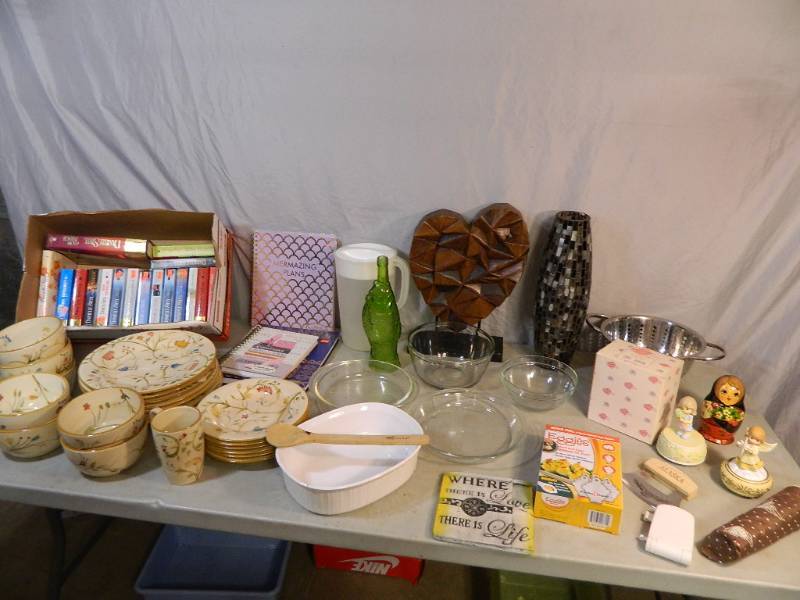 lot 192 image: The Pampered Chef, Dishes, Books, More