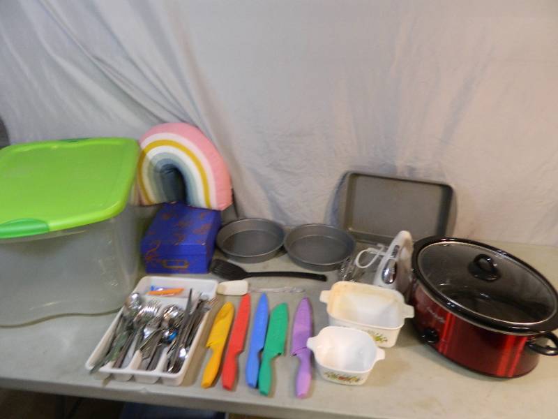 lot 193 image: Kitchen Items and Tote with Lid
