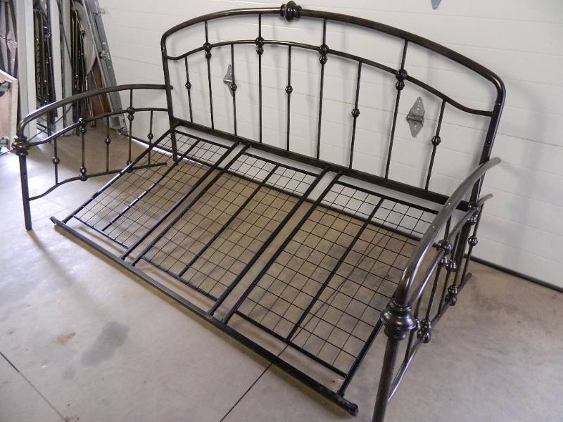 lot 12 image: Metal Frame Day Bed