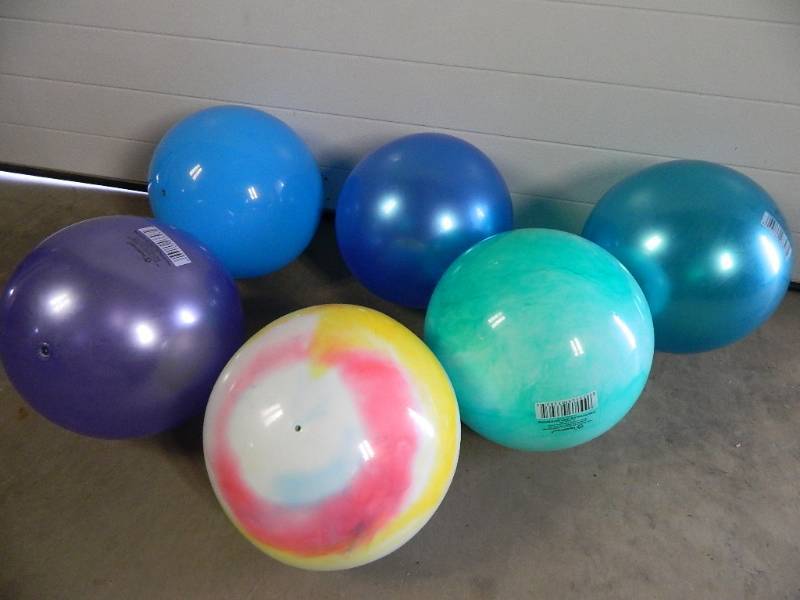 lot 18 image: 6 New Playground Balls