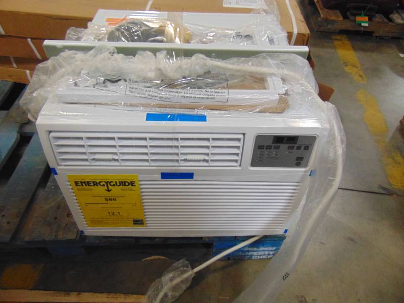 lot 27 image: GE 550-sq ft Window Air Conditioner (115-Volt 11600-BTU) AHS12AX