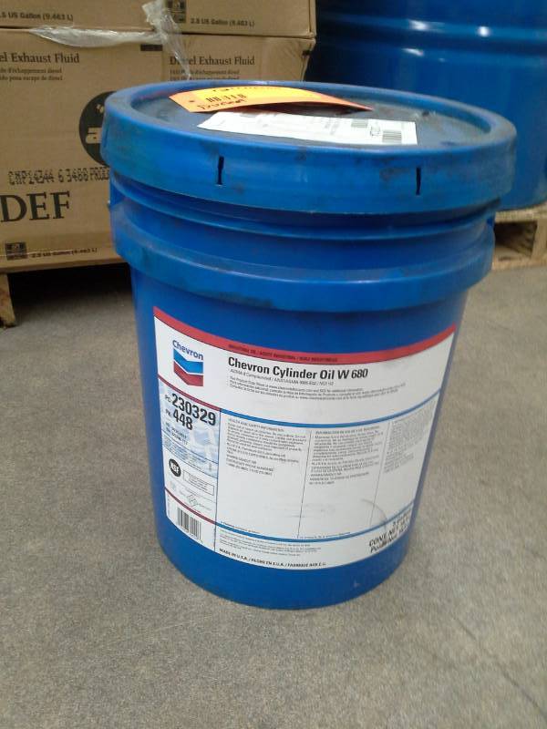 lot 32 image: 1 Bucket of Chevron Cylinder Oil W 680 5-Gallon