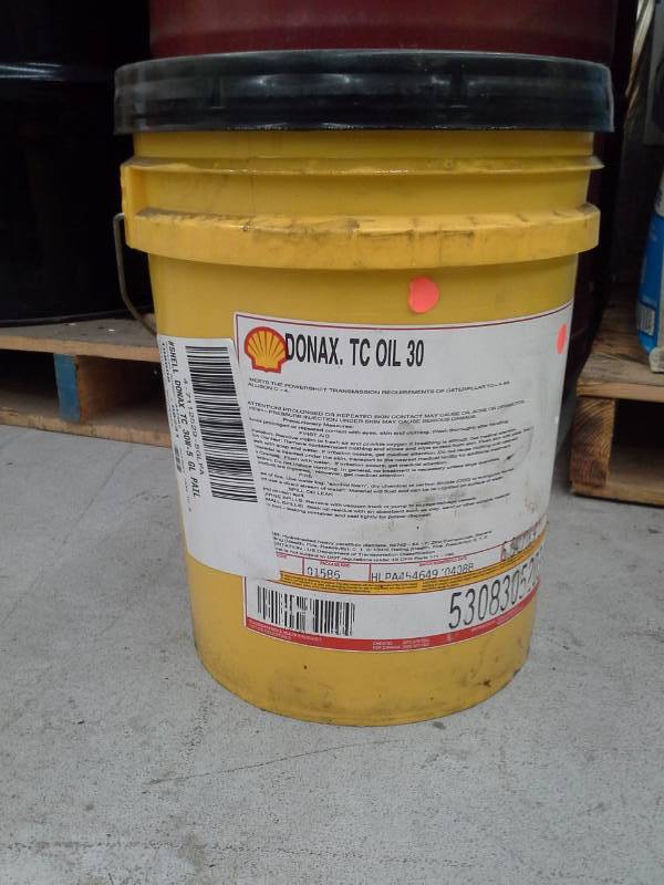 lot 35 image: 1 Bucket of Shell Donax TC Oil 30 5-Gallon