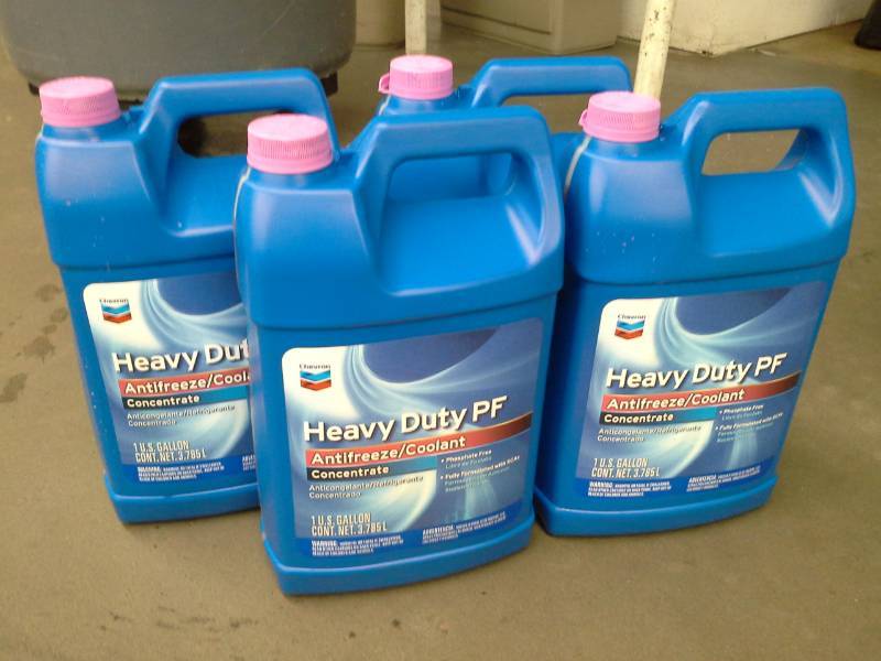 lot 47 image: 4 Bottles of Chevron Heavy Duty PF AntifreezeCoolant Concentrate 1-Gallon Bottles
