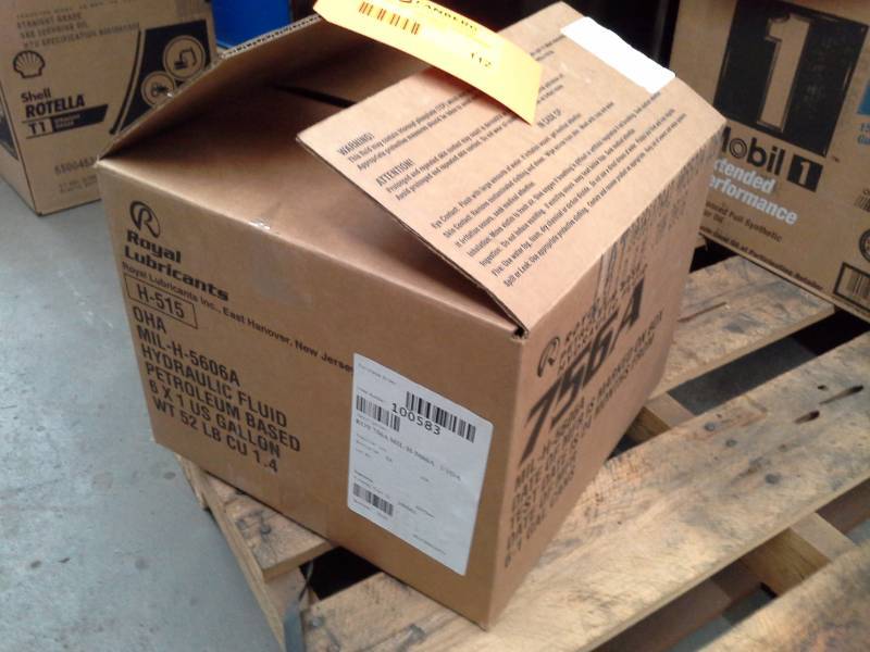 lot 112 image: 1 Case of Royco Petroleum Base Hydraulic Fluid 756A 1-Gallon Cans