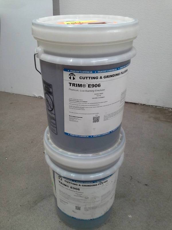 lot 163 image: 2 Buckets of Master Fluid Solutions Master Trim TRIM E906 Premium Low-Foaming Emulsion Cutting and Grinding Fluid 5-Gallon