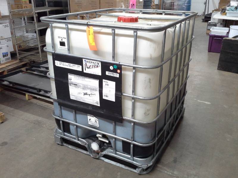 lot 58 image: 1 Tote of Chevron Final Drive Gear Lubricant SAE 60 102-Gallon