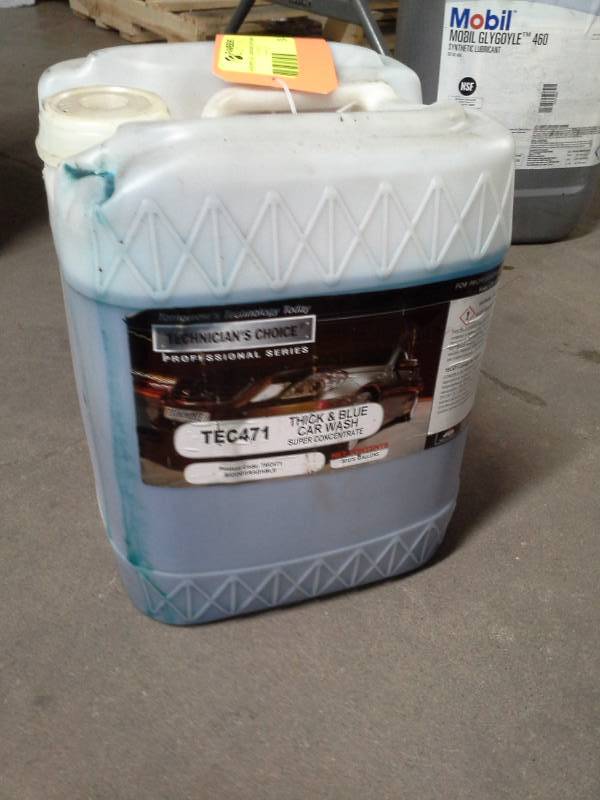 lot 184 image: 1 Jug of Technicians Choice TEC 471 Thick N Blue Car Wash Concentrate 5-Gallon