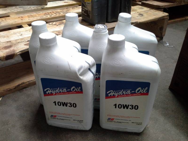 lot 196 image: 6 Bottles of Hydra-Oil Industrial Pump Lubricant 10W30 1-qt.