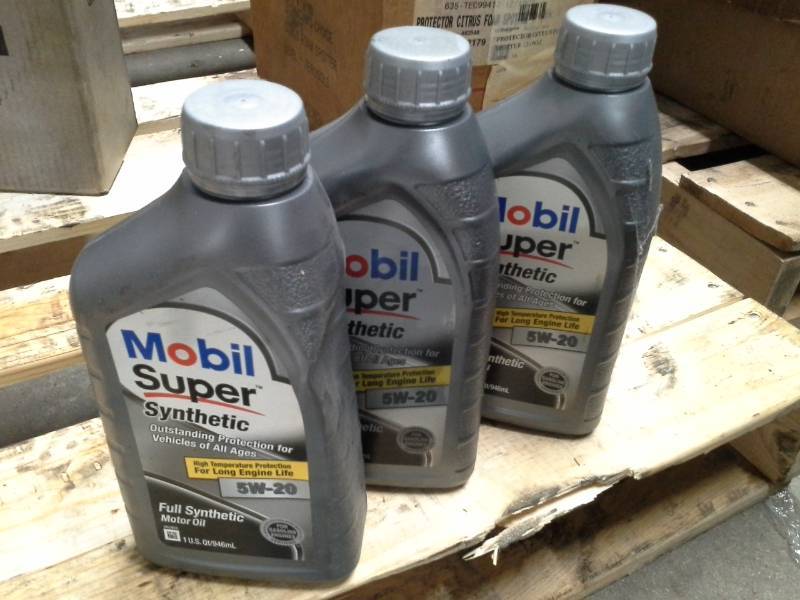 lot 197 image: 3 Bottles of Mobil Super Synthetic Motor Oil 5W-20 1-qt.