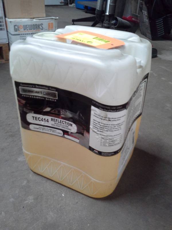 lot 206 image: 1 Jug of Technicians Choice TEC 414 Reflection Non-Silicone Solvent Dressing 5-Gallon