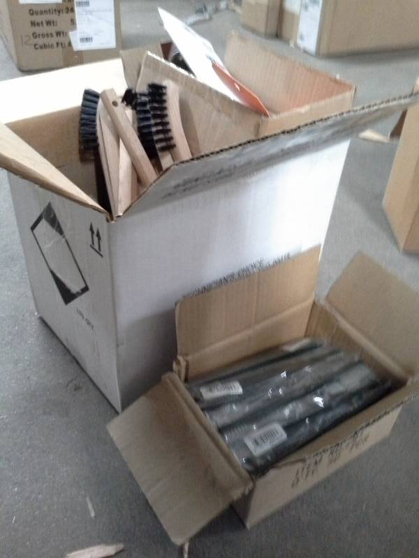 lot 361 image: 1 Case of  Small Detail Brushes