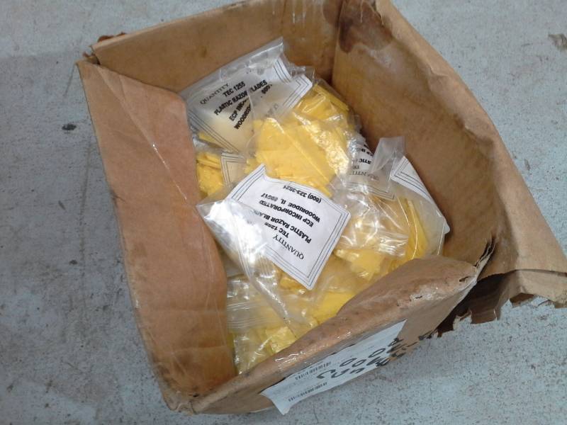 lot 383 image: 1 Case of Technicians Choice TEC1255 Plastic Razor Blades