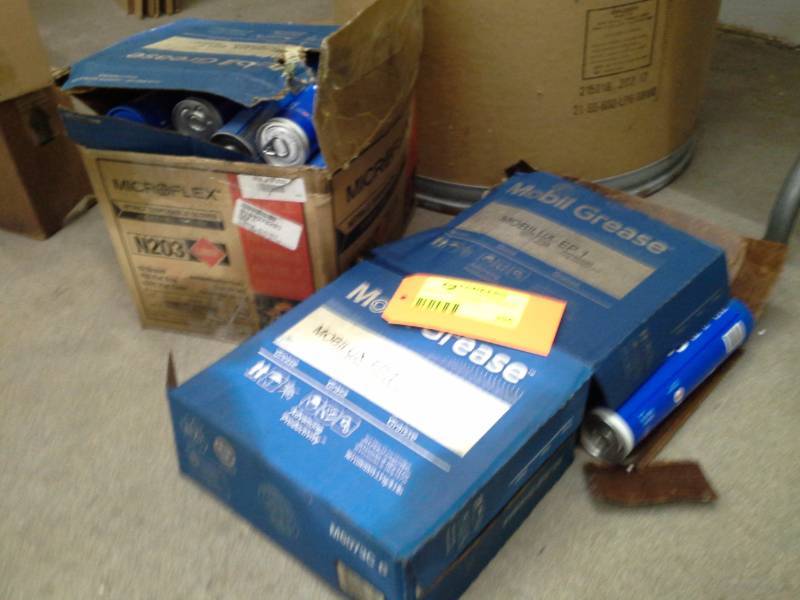 lot 290 image: Misc Grease Lot - Roughly 3 Cases