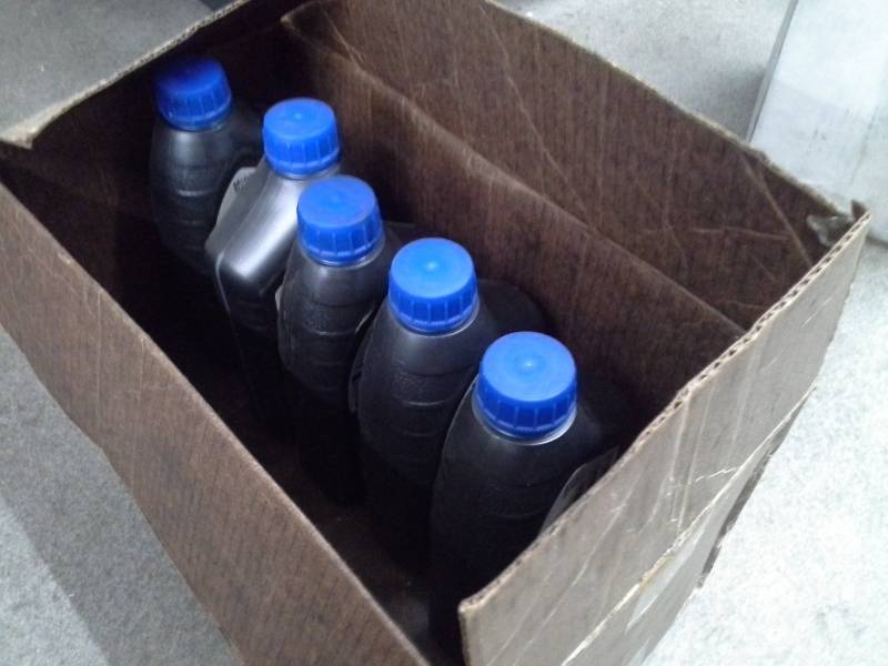 lot 302 image: 5 quarts of Mobil Super High Mileage 10W-40 Motor Oil