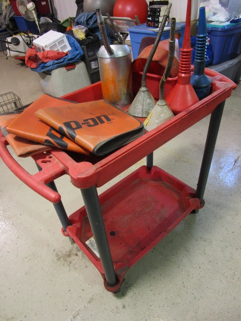 lot 270 image: SNAP ON TOOLS UTILITY CART WITH OIL CHANGE SUPPLIES