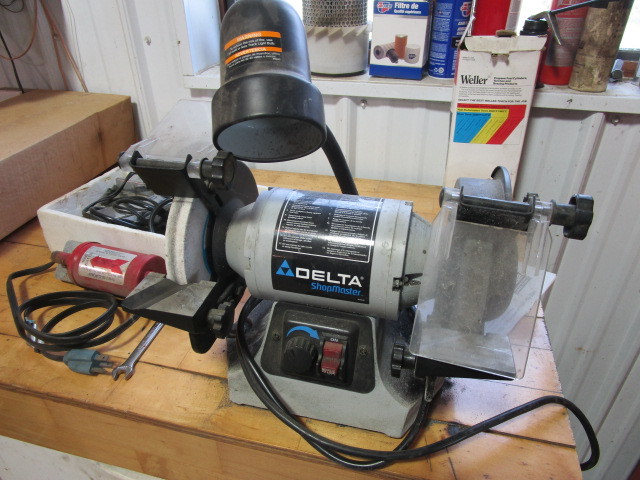 lot 271 image: DELTA SHOP MASTER BENCHMOUNT GRINDER SHARPENER