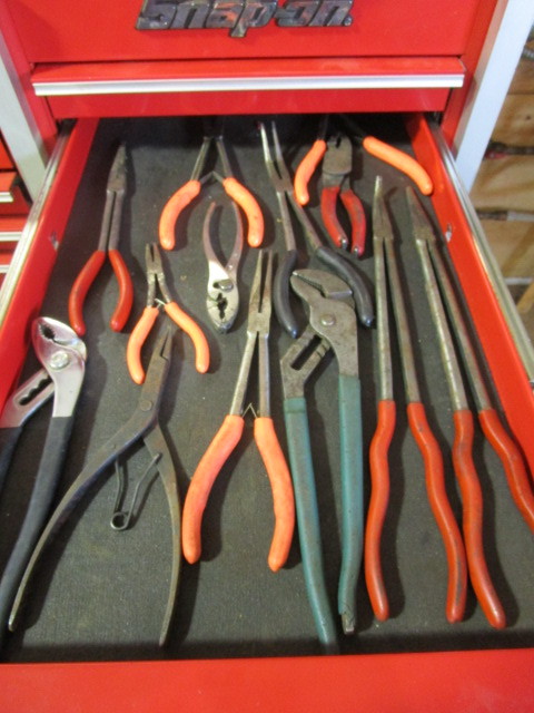 lot 281 image: ASSORTED PLIERS AND LONG NOSE PLIERS