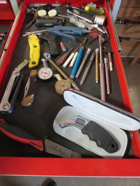 lot 285 image: PRESSURE GAUGES, ALLEN WRENCHES, POCKET KNIFE AND MORE