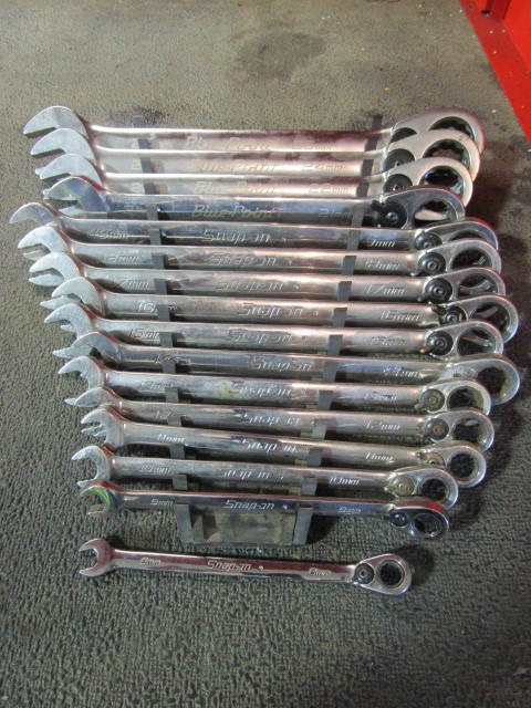 lot 286 image: SNAP ON TOOLS AND BLUE POINT METRIC WRENCH SET