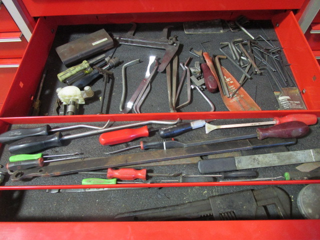 lot 303 image: DIGITAL MICROMETER, PIPE WRENCH, SCRAPERS, PICK REMOVAL TOOLS AND MORE