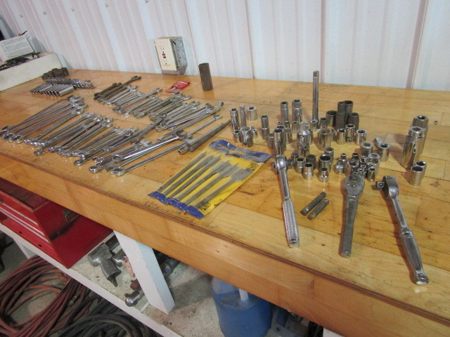 lot 319 image: LARGE ASSORTMENT OF CRAFTSMAN AND EVERCRAFT WRENCHES-BOTH METRIC AND STANDARD