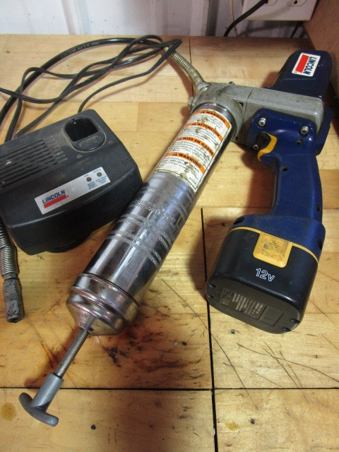 lot 321 image: LINCOLN CORDLESS GREASE GUN WITH CHARGER