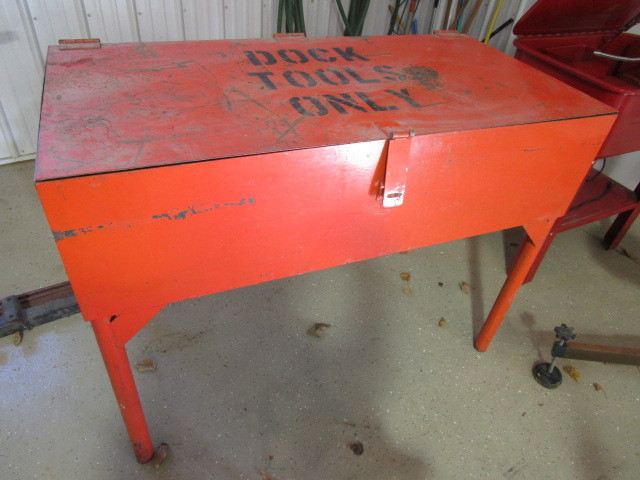 lot 324 image: FREESTANDING METAL STORAGE BOX