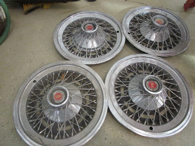 lot 325 image: 17 HUB CAPS WITH SPOKES