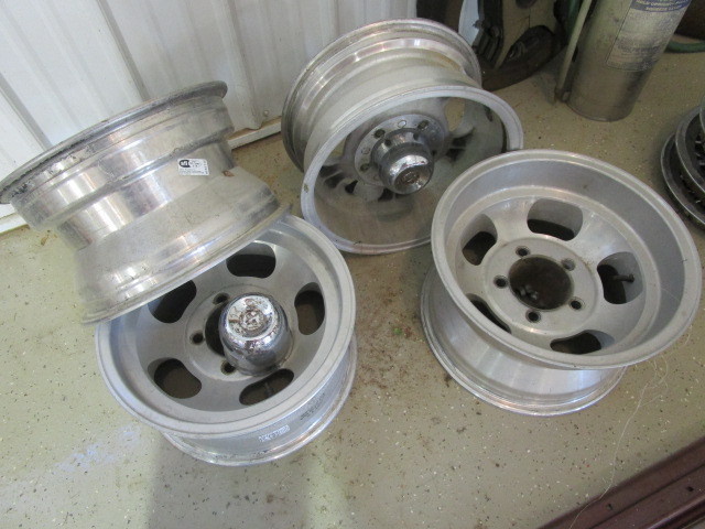lot 326 image: 4 ALUMINUM WHEELS