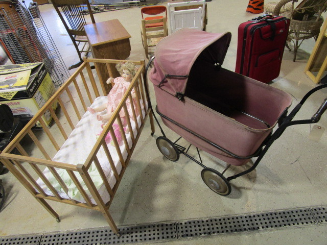 lot 338 image: VINTAGE DOLL CRIB, MOTORIDE CARRIAGE AND  LINDA MURRAY DOLL