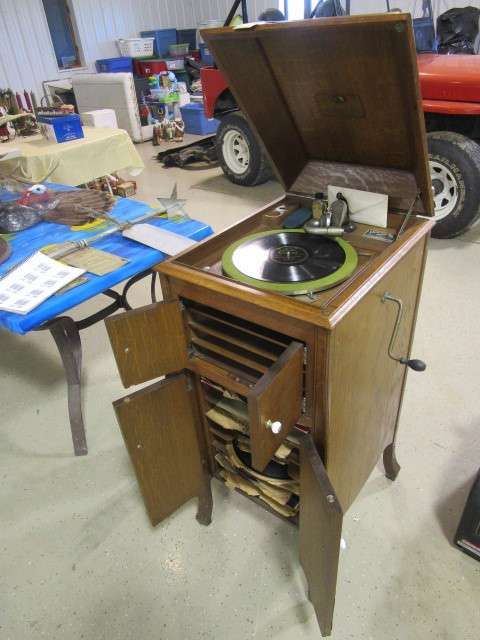 lot 340 image: OAK VICTROLA VICTOR TALKING MACHINE