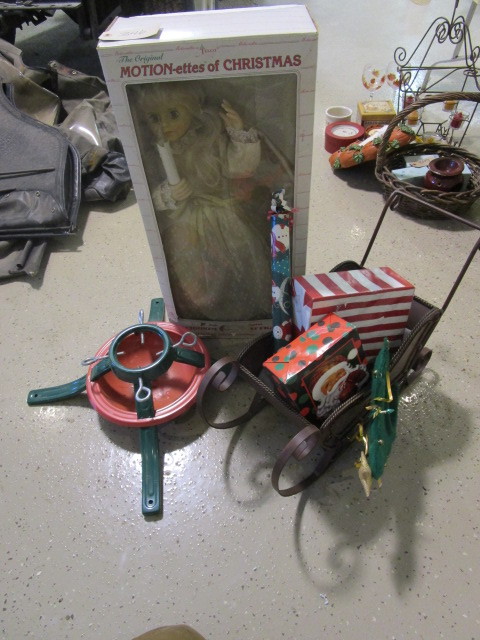 lot 346 image: CHRISTMAS ITEMS