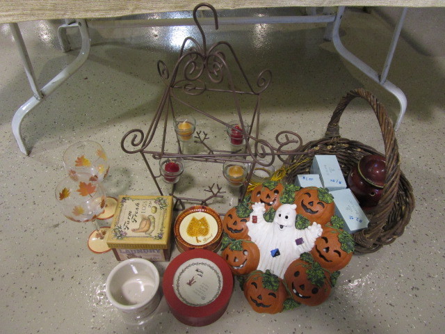 lot 349 image: PARTY LITES HALLOWEEN AND FALL THEMED ITEMS
