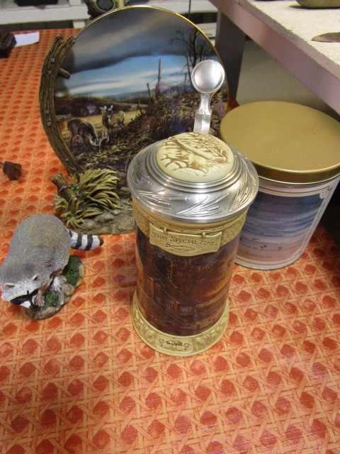 lot 366 image: TERRY REDLIN TANKARD, PLATES, TIN AND A RACCOON FIGURINE