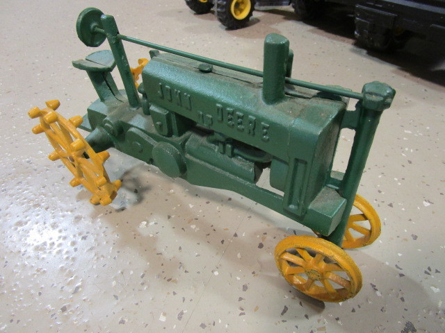 lot 368 image: JOHN DEERE CAST IRON TRACTOR FIGURE