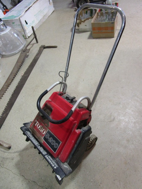 lot 376 image: TORO GAS SNOWBLOWER
