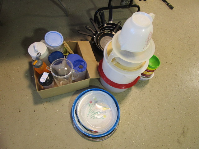 lot 383 image: POTS, PANS, PLASTICWARE FOR CABIN OR DORM