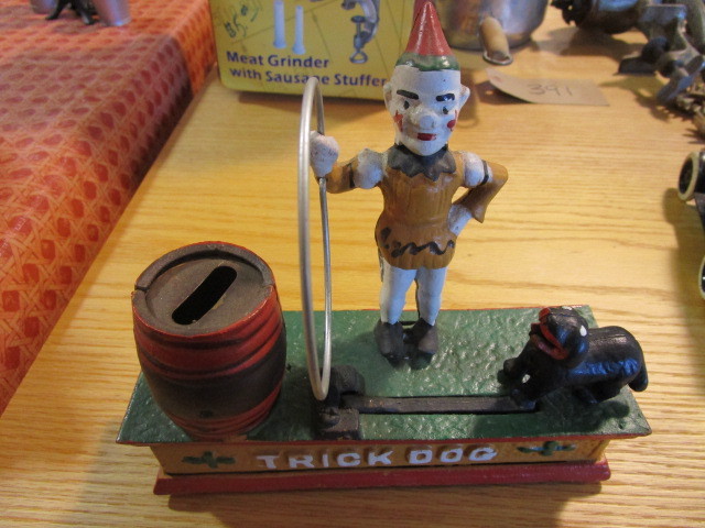 lot 384 image: VINTAGE TRICK DOG CAST IRON BANK