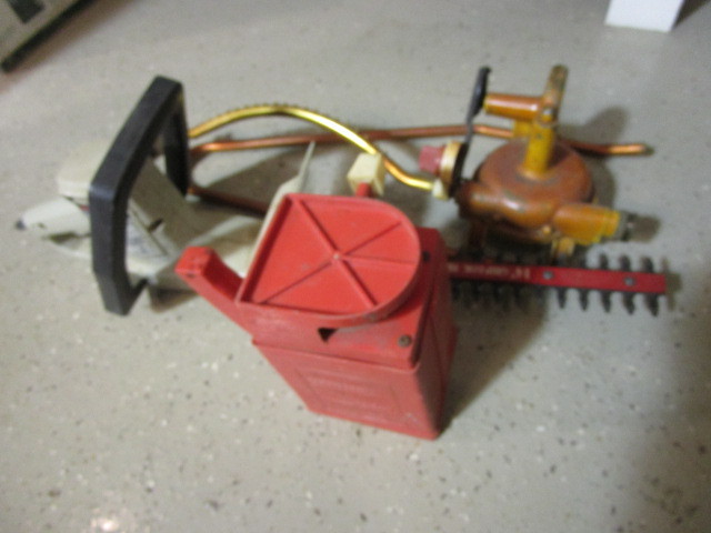 lot 400 image: HEDGE TRIMMER AND OTHER YARD CARE ITEMS